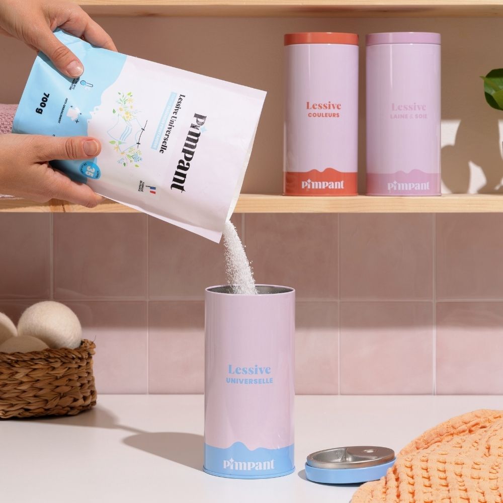 Pouring Pimpant laundry powder into its refillable dosing box